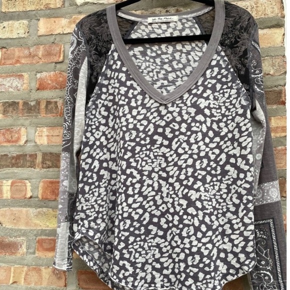 Free People Women's Gray Patterned V-Neck Cotton/ Poly Blend Top - Picture 3 of 4